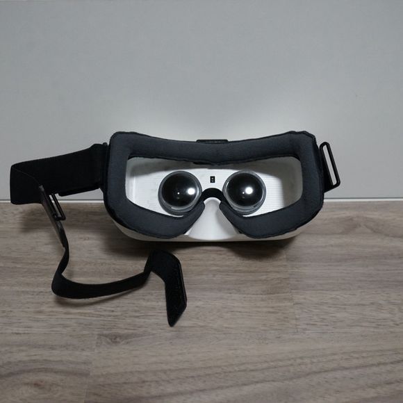 Authentic Samsung Gear VR powered by Oculus with Original Box 1st Edition - Picture 3 of 8